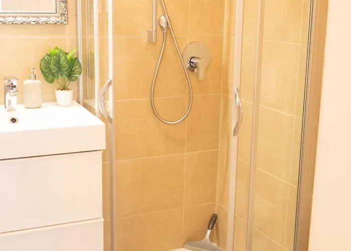 Zentrales In Mit Dachterrasse Und Tiefgarage Διαμέρισμα